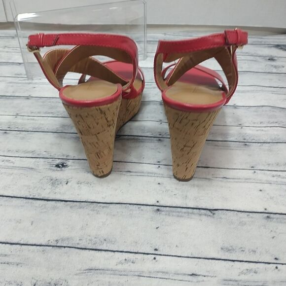 Tommy Hilfiger Women's. SZ 7M Cork Red Wedge Heels . Condition is Pre-owned - Picture 4 of 12